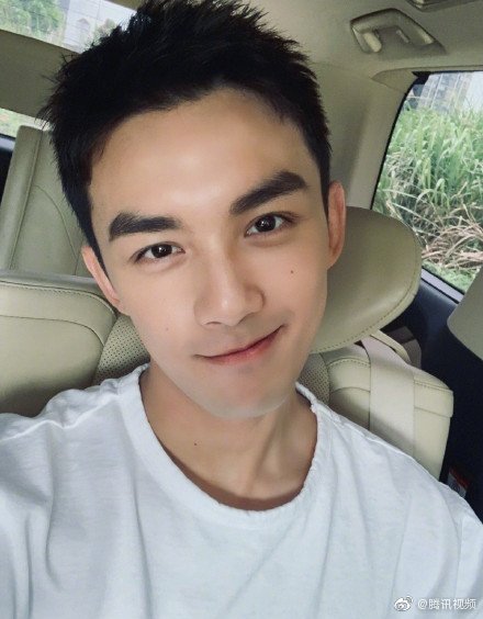 《穿越火线》网剧开机 主演吴磊新造型短发清爽撩人